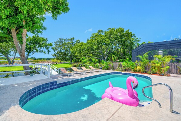 Una piscina al aire libre