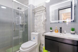 Dusj, bidé, håndklær og såpe