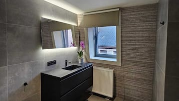 Douche, sèche-cheveux, serviettes fournies, savon
