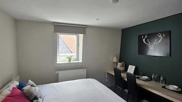 1 chambre, fer et planche à repasser, accès Internet, draps fournis