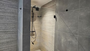 Doccia, asciugacapelli, asciugamani, sapone
