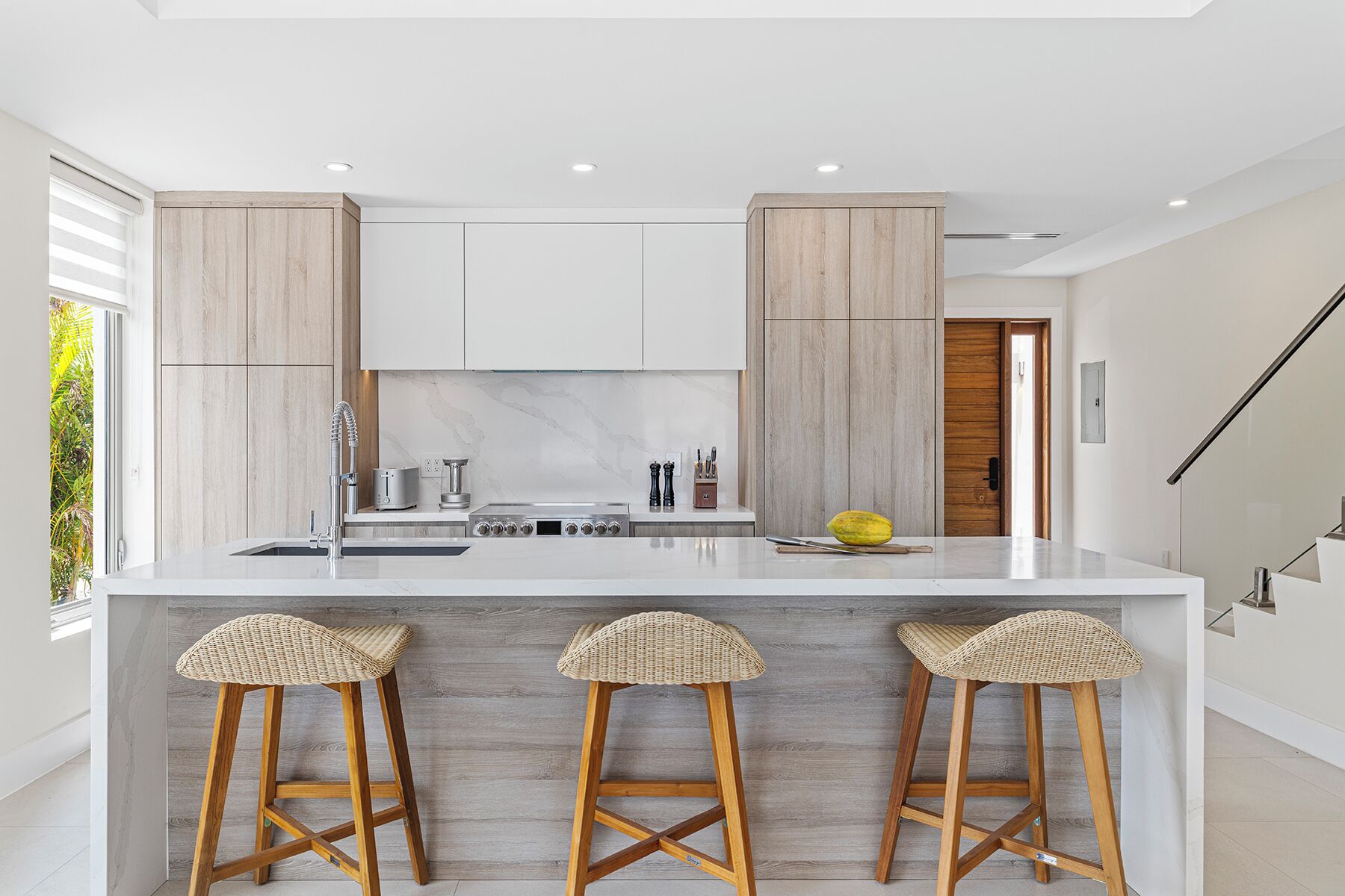 Full-size fridge, microwave, oven, dishwasher