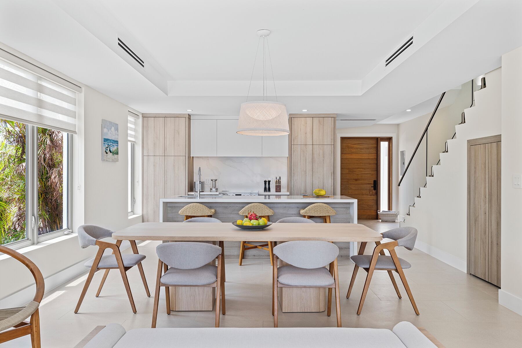 Full-size fridge, microwave, oven, dishwasher