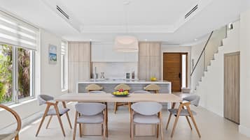 Full-size fridge, microwave, oven, dishwasher