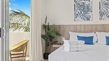 Nhà liên kế dành cho gia đình, quang cảnh hồ bơi | Két bảo mật tại phòng, bàn, khu vực làm việc phù hợp cho laptop