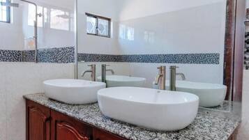 SĂšche-cheveux, serviettes fournies, savon, papier toilette