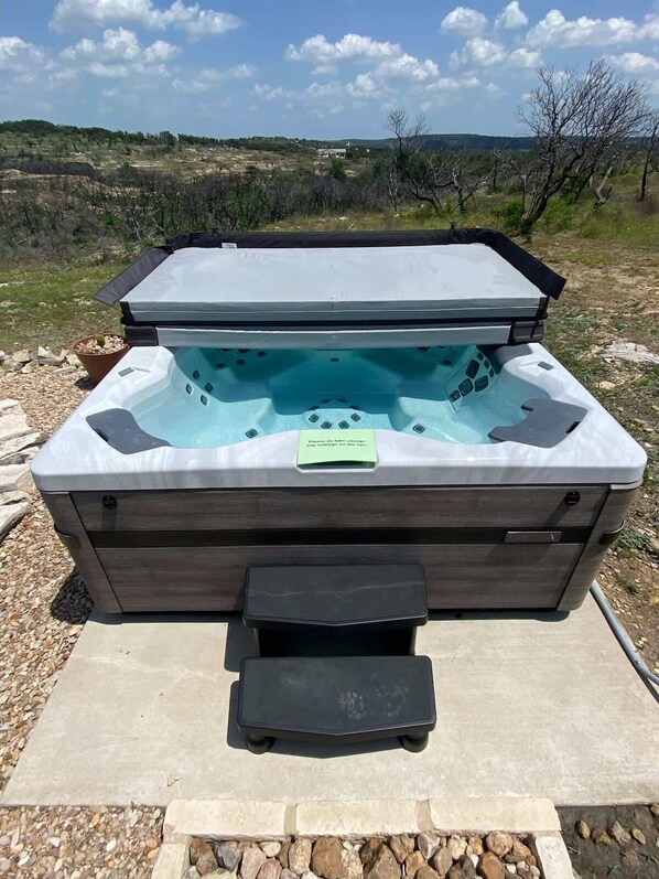A hot tub with a wooden exterior, a green label, and a clear view of the surrounding landscape. - Vista Azul | Private View • Pool • Hot Tub • Grill (Blanco)
