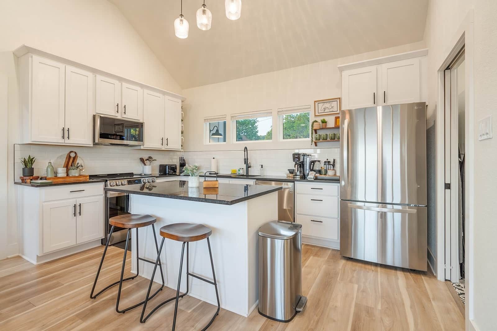 冷蔵庫、電子レンジ、オーブン、コンロ