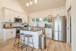 Jääkaappi, mikroaaltouuni, uuni, liesi