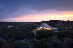 A house surrounded by trees with a clear view of the sky. - Star House | Private Views • Hill Country Comfort (Wimberley)