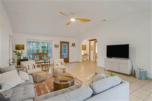 Stereo - Shady Grove | Private Hot Tub•Firepit•Grill•Dog Friendly (Wimberley)