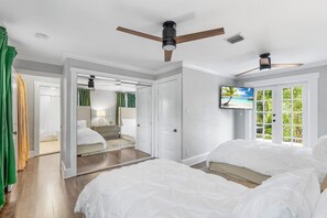 8 habitaciones, tabla de planchar con plancha, wifi y ropa de cama 