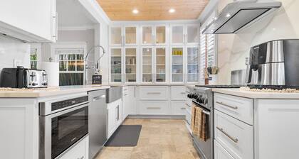 2 Mansions! with Pool & Garden & BBQ & Sleeps 22 + 8 Bedrooms!