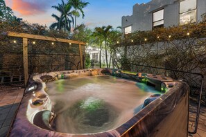 Bañera de hidromasaje al aire libre