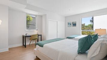 2 habitaciones, escritorio y tabla de planchar con plancha