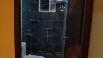 Doccia, set di cortesia gratuito, asciugamani, sapone