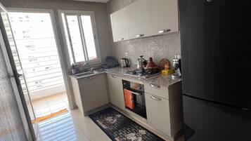 Fridge, oven, stovetop, coffee/tea maker