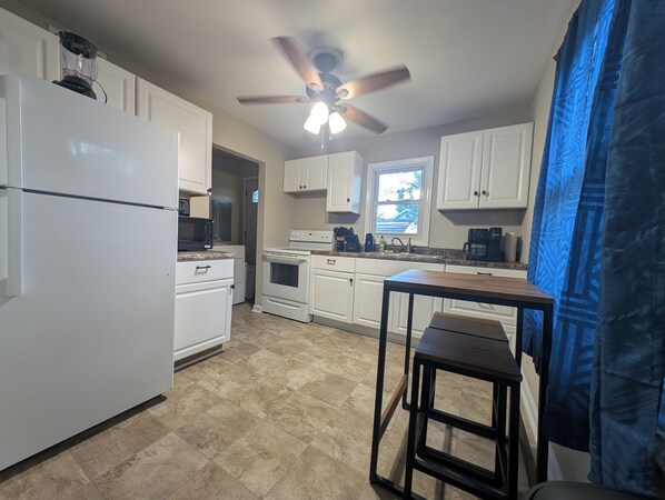 Four à micro-ondes, un four, surface de cuisson