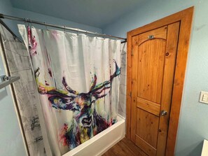 Haartrockner, Handtücher, Seife, Toilettenpapier