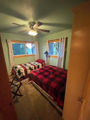 4 bedrooms, iron/ironing board, WiFi, bed sheets