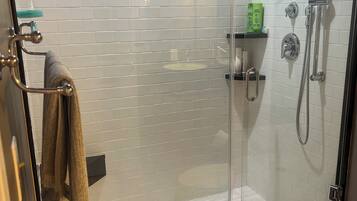 Hair dryer, towels, shampoo, toilet paper