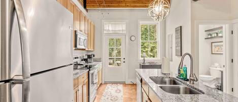 Een microgolfoven, een oven, een kookplaat, een vaatwasser