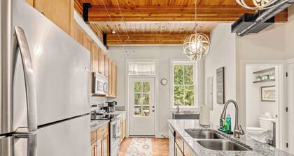NEW LISTING in the Heart of Sought-After Habersham, Sleeps 5