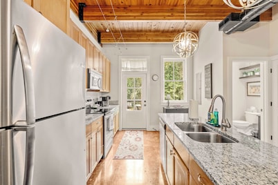 NEW LISTING in the Heart of Sought-After Habersham, Sleeps 5