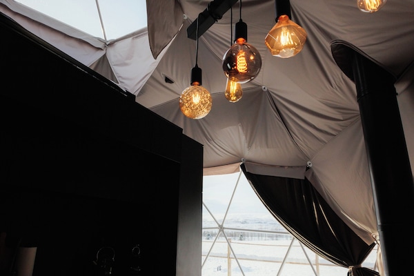 Tent, keuken, uitzicht op meer | Woonruimte