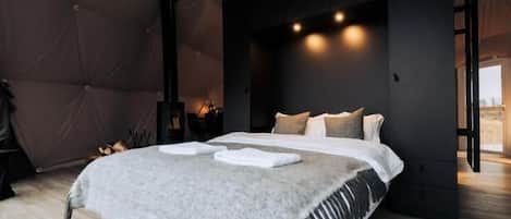 Laptop workspace, free cots/infant beds, free WiFi, bed sheets