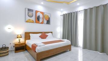 6 bedrooms, iron/ironing board, WiFi, bed sheets