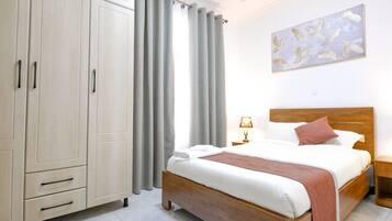 6 bedrooms, iron/ironing board, WiFi, bed sheets