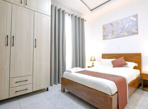 6 bedrooms, iron/ironing board, WiFi, bed sheets