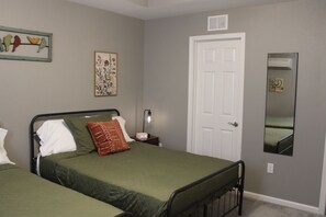 1 室のベッドルーム、デスク、アイロン / アイロン台、旅行用ベビーベッド