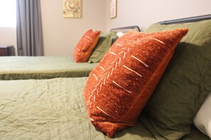 1 dormitorio, escritorio, tabla de planchar con plancha y cuna de viaje