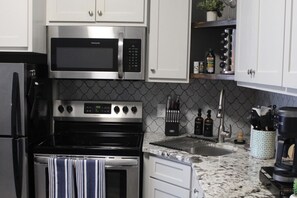 冷蔵庫、電子レンジ、オーブン、コンロ