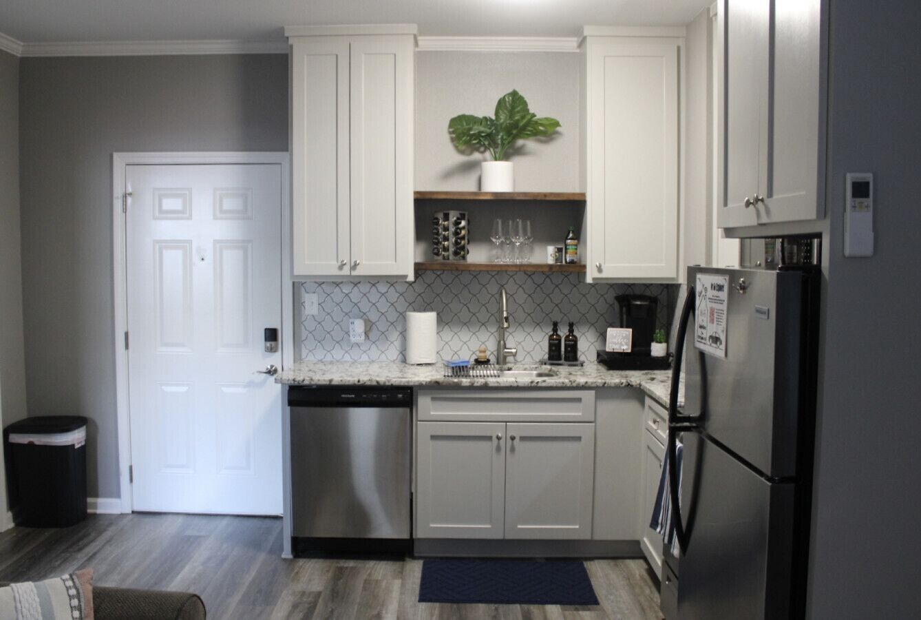 Réfrigérateur, micro-ondes, four, plaque de cuisson