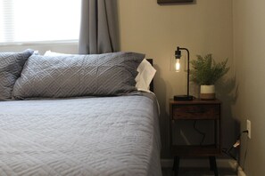 1 bedroom, desk, iron/ironing board, travel cot - Cozy Downtown Retreat: Little Rock| Capitol| Parks (Little Rock)
