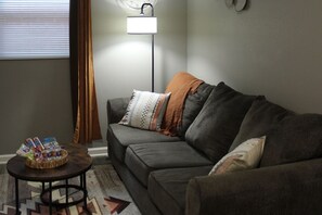 Smart TV, books - Cozy Downtown Retreat: Little Rock| Capitol| Parks (Little Rock)