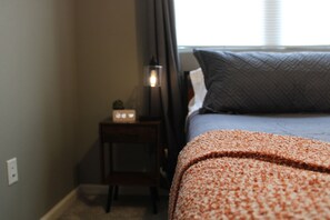 1 slaapkamer, een bureau, een strijkplank/strijkijzer, reisbedje
