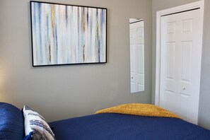 1 Schlafzimmer, Schreibtisch, Bügeleisen/Bügelbrett, Reisekinderbett