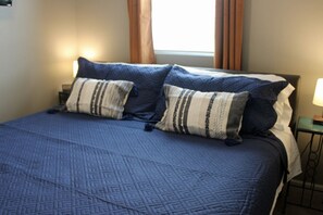 1 bedroom, desk, iron/ironing board, travel cot - Capital Hideout #3: New Downtown Luxe King Suite (Little Rock)