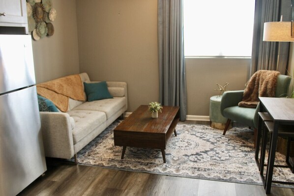 Smart TV, books - Capital Hideout #3: New Downtown Luxe King Suite (Little Rock)