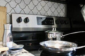 Fridge, microwave, oven, stovetop - Capital Hideout #3: New Downtown Luxe King Suite (Little Rock)