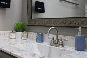 Hair dryer, towels - Capital Hideout #3: New Downtown Luxe King Suite (Little Rock)