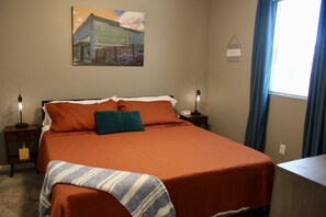 1 soverom, skrivebord, strykejern/-brett og reiseseng for barn