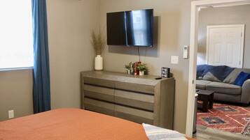 1 slaapkamer, een bureau, een strijkplank/strijkijzer, reisbedje