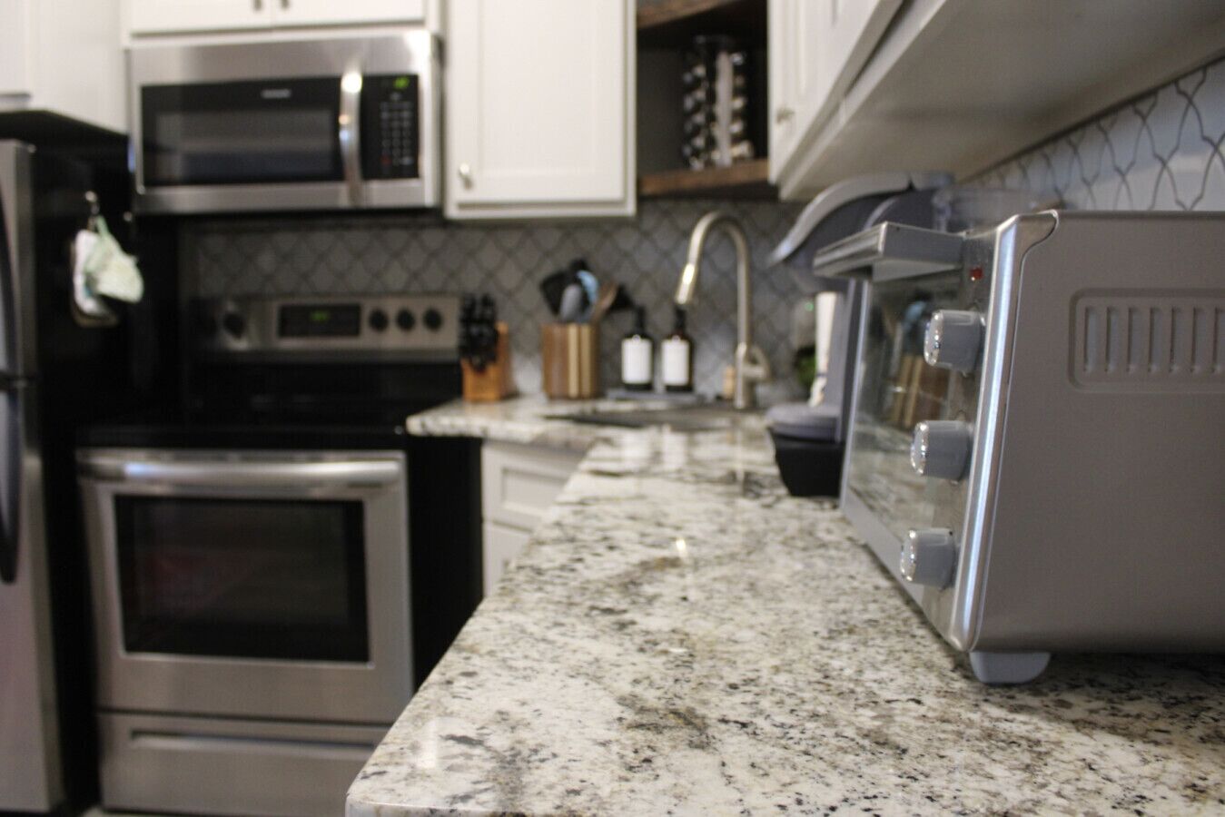 Réfrigérateur, micro-ondes, four, plaque de cuisson