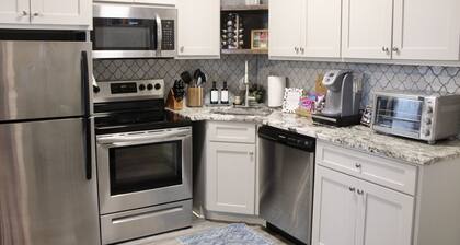 Capital Manor Adventure: Cozy Condo Near City Hotspots