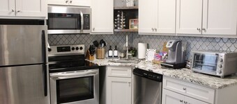 Capital Manor Adventure: Cozy Condo Near City Hotspots